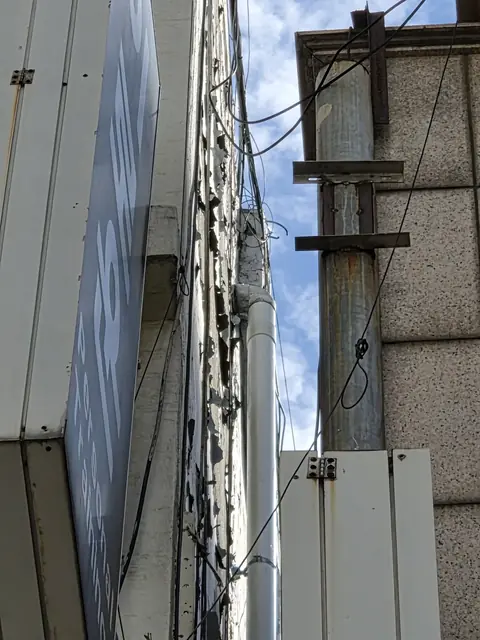 같은 위치의 깨끗한 흰색 배관 - 시공 후