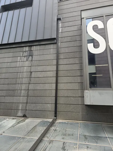 같은 박스에서 아래로 이어지는 세로 배관이 보이는 모습 - 시공 후